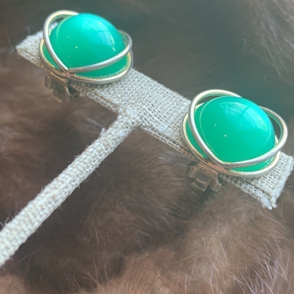 Vintage || Beautiful Green Silver Moon Shape Art Deco Clip On Orbit Earrings
